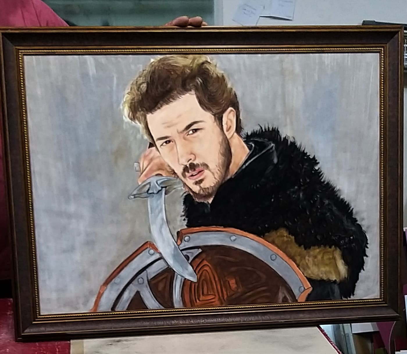 Çerçevelenmiş hâlde erkek portresi, renkli çalışma