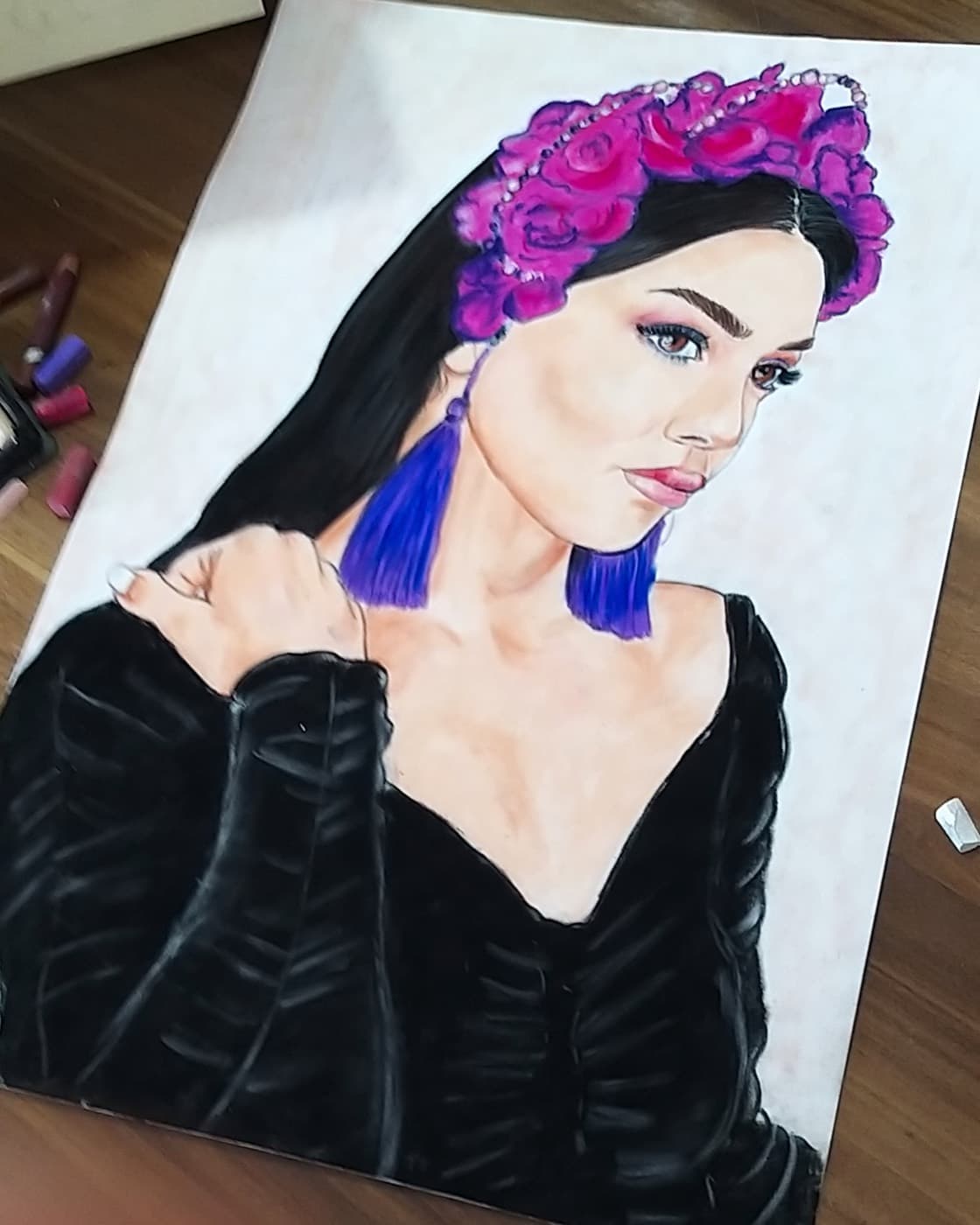 Başında çiçek tacı olan kadının renkli softpastel portresi