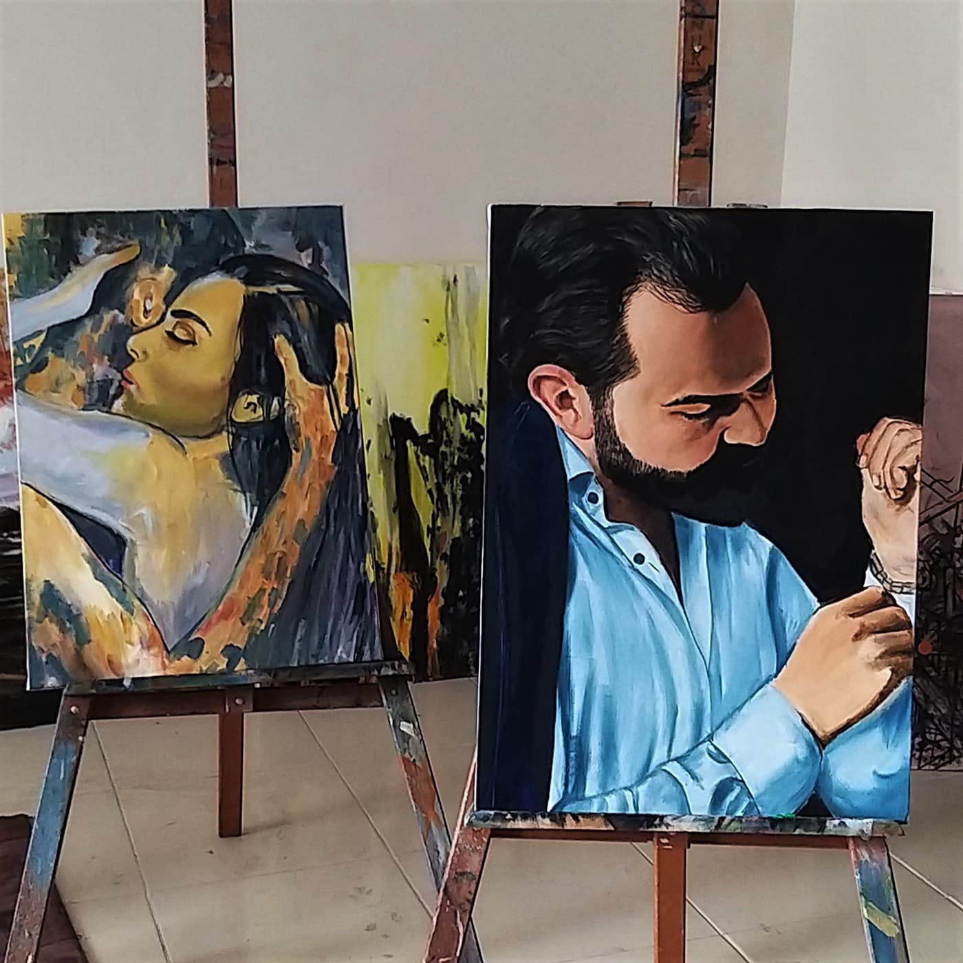 Ressamın şövale başında yağlıboya portre çalıştığı atölye anı