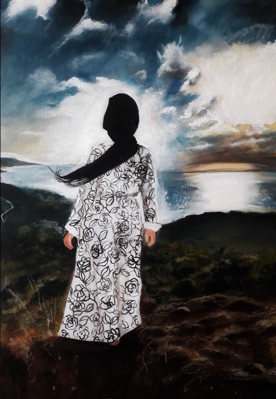 Desenli elbisesiyle kırda duran kadın figürlü yağlıboya tablo
