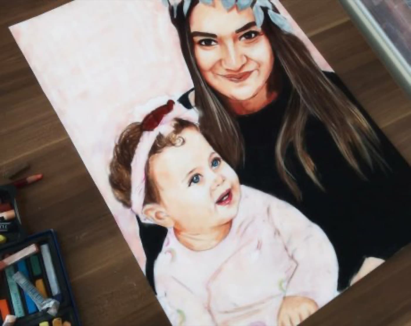 Anne ve çocuğunu konu alan renkli portre çalışması