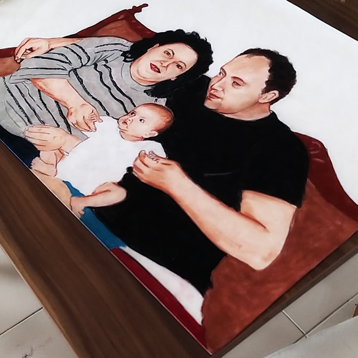 Bebekleriyle birlikte bir ailenin renkli portresi